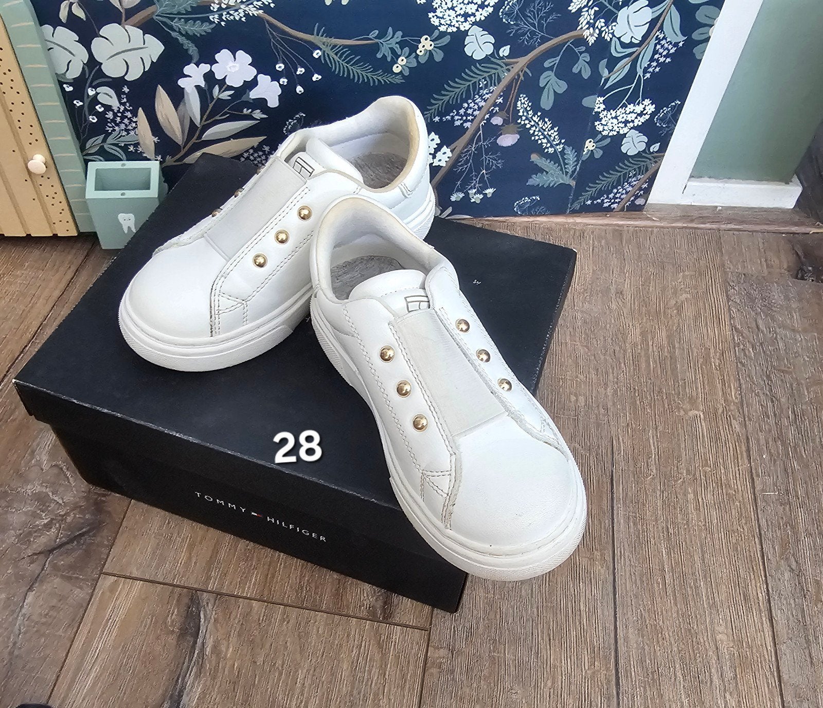 Witte Tommy Hilfiger sneakers - Maat 28, Gebruikt, Jongen of Meisje, Schoenen, Ophalen of Verzenden