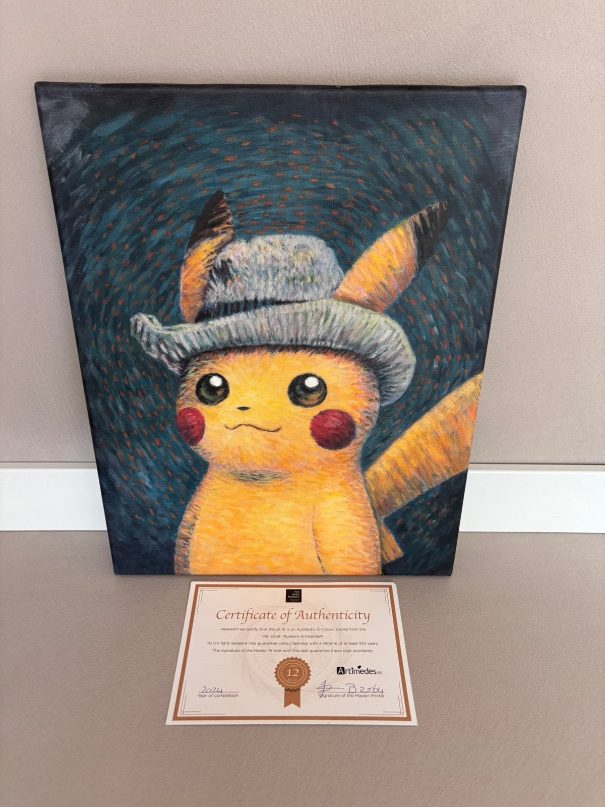 Pokemon Pikachu van Gogh Canvas certificaat grey felt hat, Hobby en Vrije tijd, Verzamelkaartspellen | Pokémon, Ophalen, Nieuw