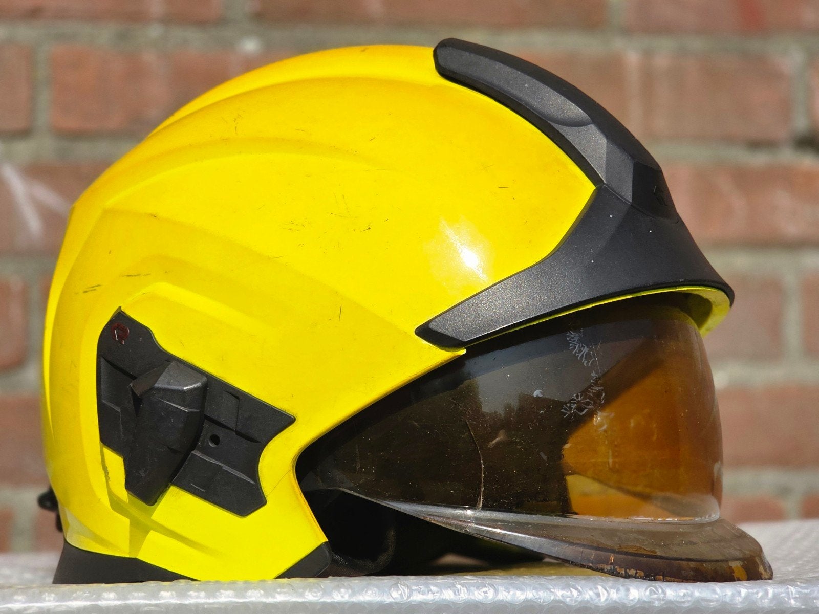 brandweerhelm brandweer Rosenbauer, Ophalen of Verzenden, Landmacht, Nederland, Embleem of Badge