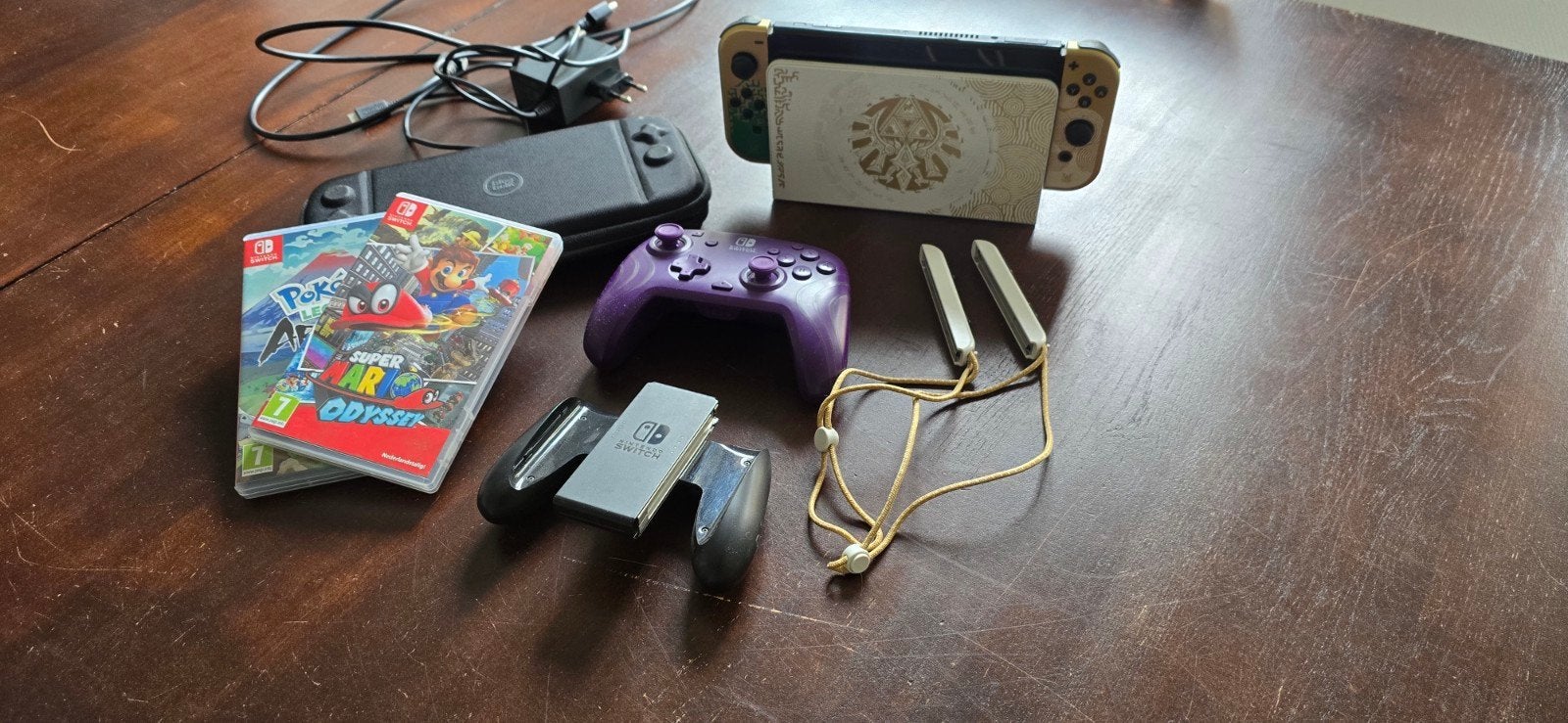 Nintendo Switch OLED Zelda Edition met extra's, Spelcomputers en Games, Spelcomputers | Nintendo Switch, Zo goed als nieuw, Switch OLED