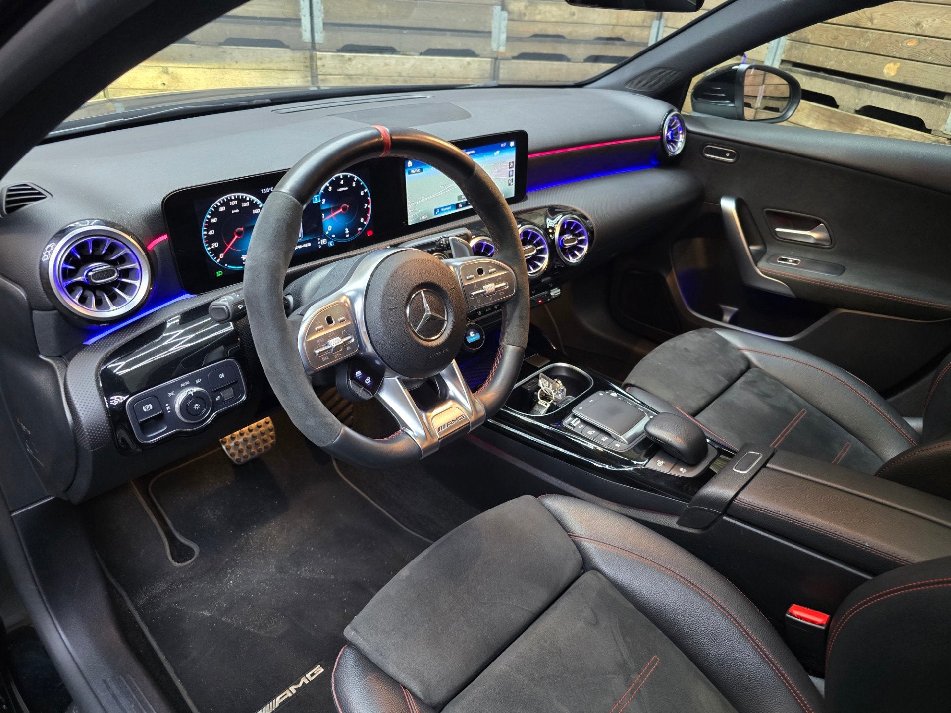 Mercedes-Benz A-klasse AMG 35 4MATIC Premium Pano Sfeer Came, Auto's, Automaat, Leder en Stof, Zwart, 14 km/l