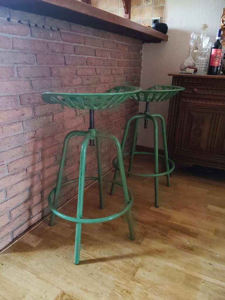 Groene metalen barkrukken met tractorzitting - Verstelbaar, Huis en Inrichting, Ophalen, Gebruikt, 60 tot 90 cm, 2 krukken