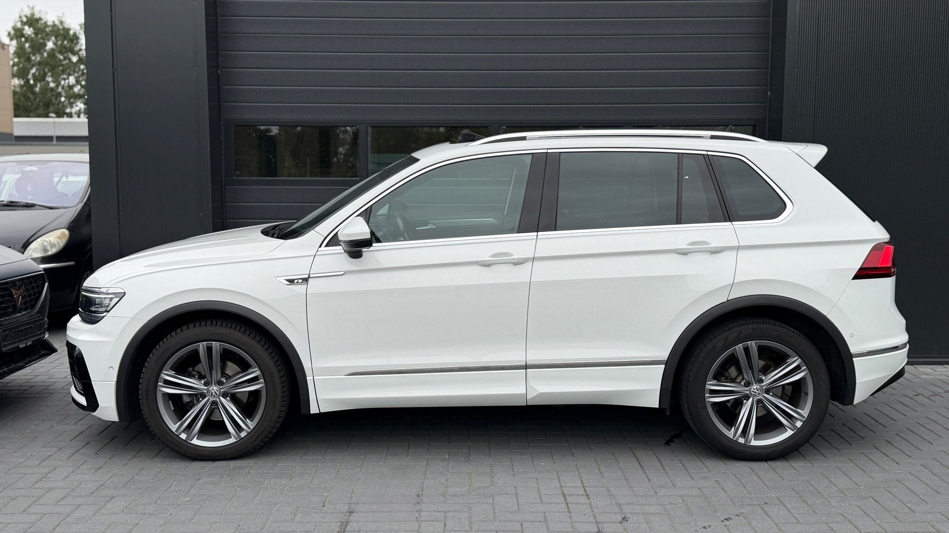 Volkswagen Tiguan 1.5 TSI ACT 3x R-Line Pano|Keyless|Camera|, Auto's, Euro 6, 4 cilinders, 150 pk, Wit