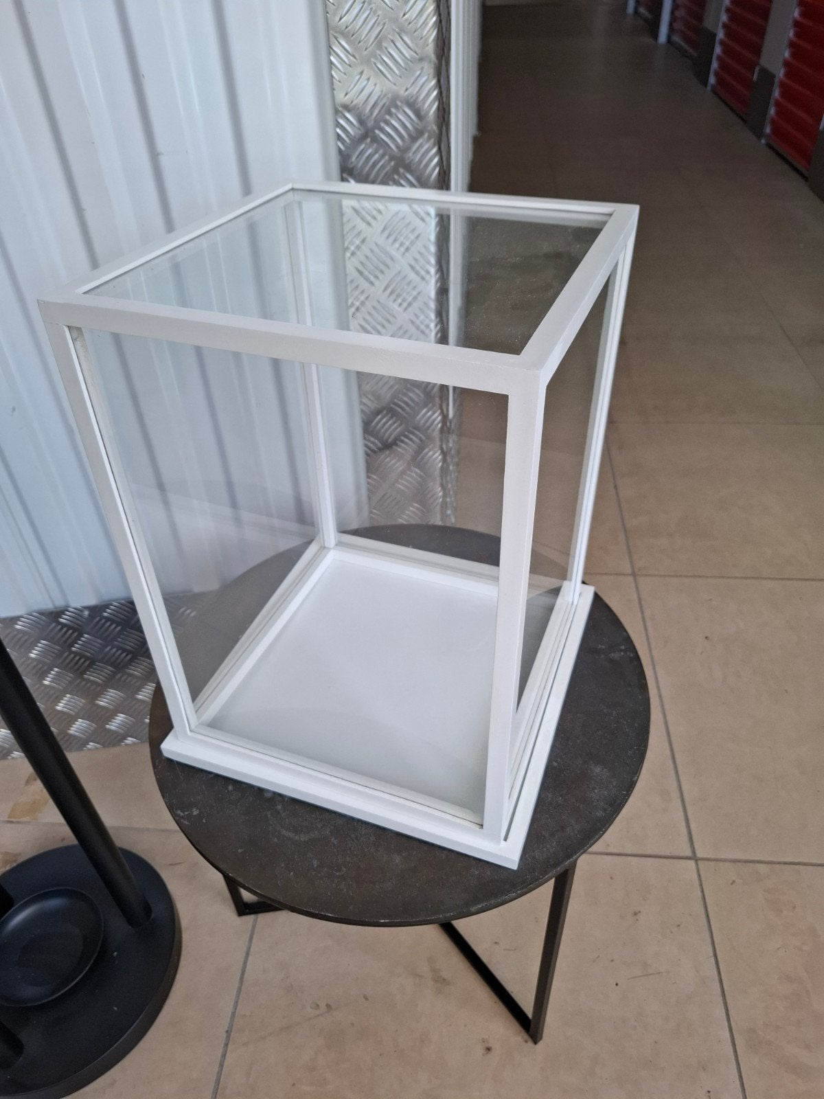 Glazen Vitrine stol met Witte Ran, Ophalen, Minder dan 50 cm, Zo goed als nieuw, Minder dan 25 cm