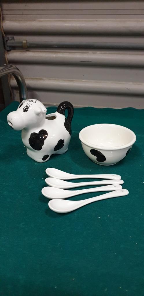 Melkkan in de vorm van een koe, met suikerpot en vier lepels, Huis en Inrichting, Keuken | Servies, Ophalen of Verzenden, 'T Olde Gre-j