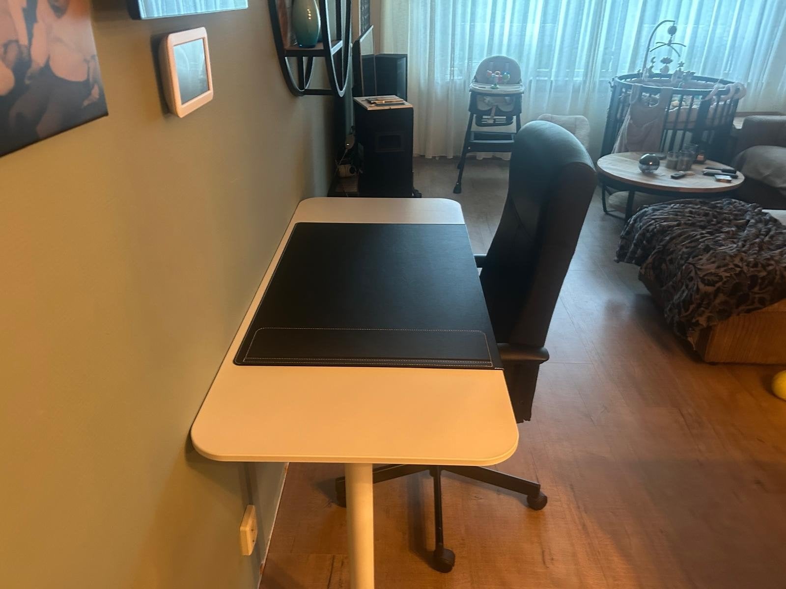 IKEA MITTZON bureau 140x60 + MILLBERGET bureaustoel, Ophalen, In hoogte verstelbaar, Zo goed als nieuw, IKEA