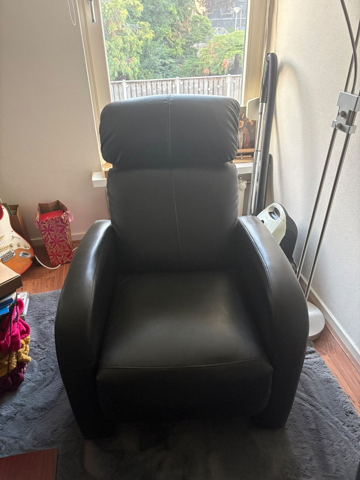 Comfortabele zwarte fauteuil met relaxfunctie, Huis en Inrichting, Ophalen, Kunststof, Gebruikt, Modern, Comfort