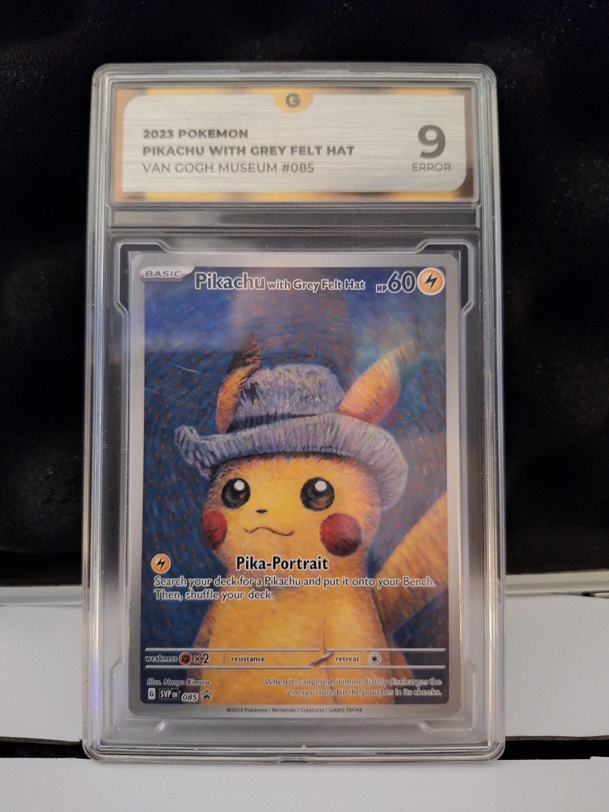 Pikachu met Grijze Vilthoed Van Gogh Museum #085 Gr 9 ERROR, Ophalen of Verzenden, Nieuw, Losse kaart, Foil