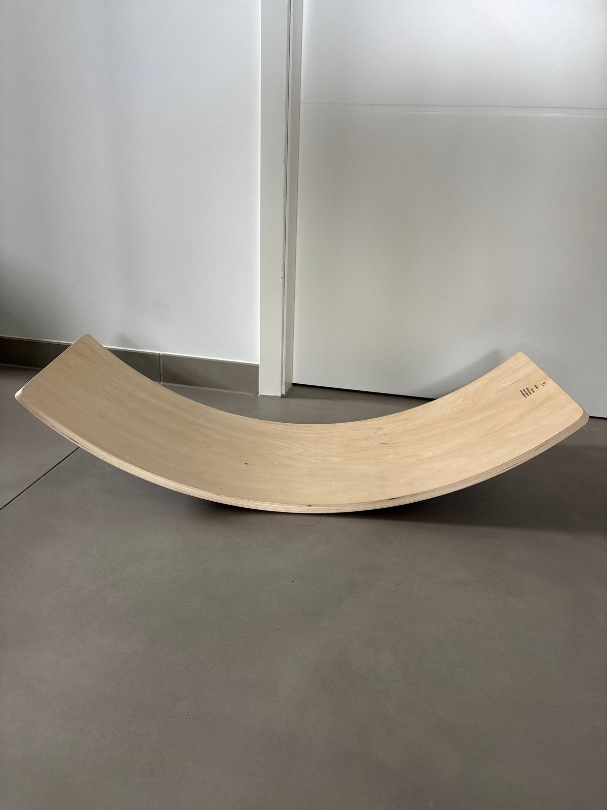 Wobbel board met vilt - Natuurlijk houten balansbord, Kinderen en Baby's, Ophalen, Gebruikt, Rij- of Hobbelspeelgoed