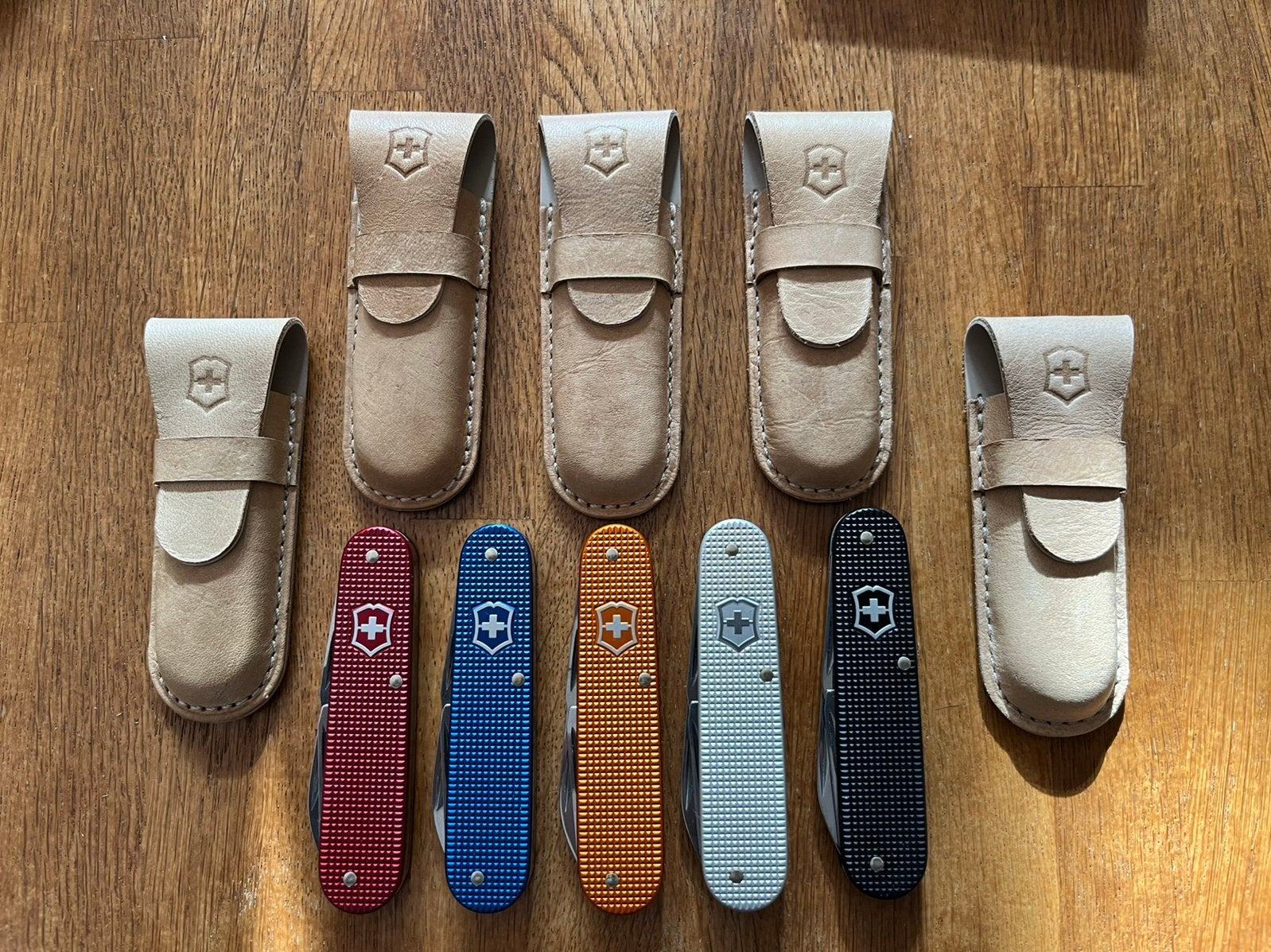 Zelden aangeboden: Victorinox 5 colors complete set, Caravans en Kamperen, Kampeergereedschap, Ophalen of Verzenden, Zo goed als nieuw