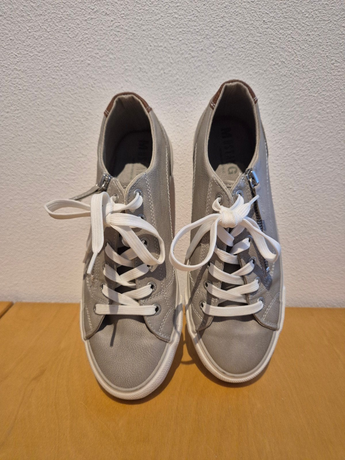 Mustang sneakers maat 40, zo goed als nieuw, Ophalen of Verzenden, Mustang, Grijs, Sneakers of Gympen