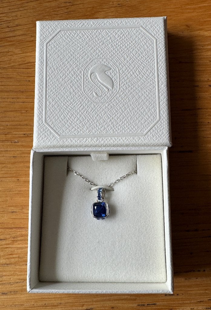 NIEUW: Swarovski ketting - blauw - brithstone september, Sieraden, Tassen en Uiterlijk, Kettingen, Verzenden, Nieuw, Zilver, Overige materialen