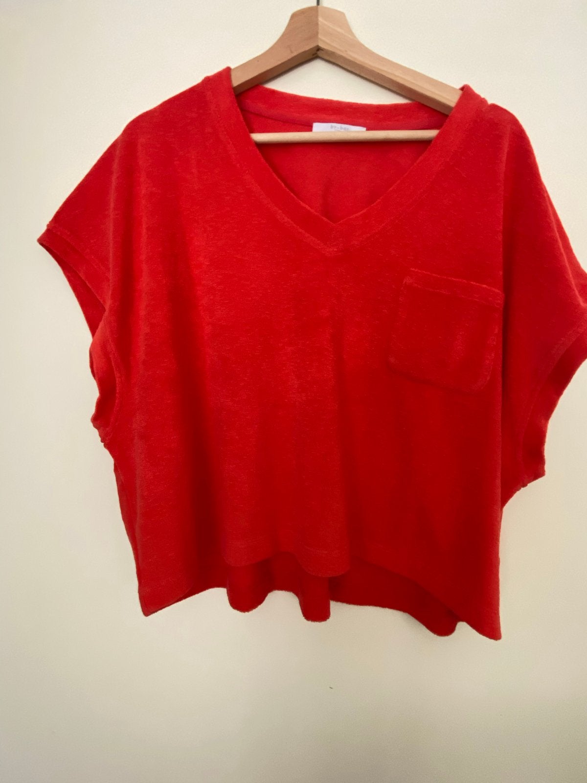 By-Bar rode badstof slub top met V-hals en borstzak, Kleding | Dames, T-shirts, Maat 42/44 (L), Nieuw, Ophalen of Verzenden, Korte mouw