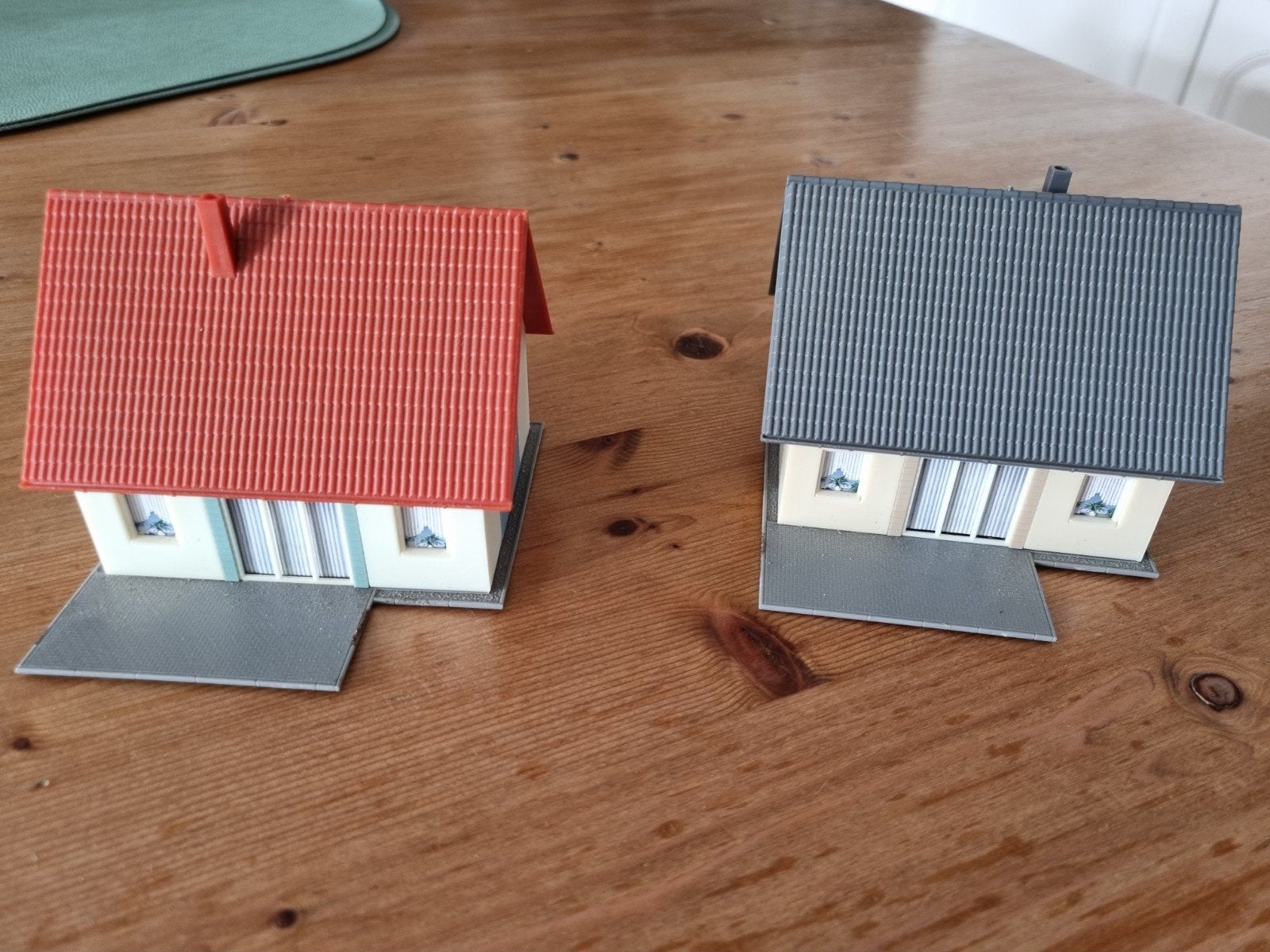 2 x Eensgezins woning Faller 130316. HO, Hobby en Vrije tijd, Modeltreinen | H0, Overige merken, Gelijkstroom of Wisselstroom