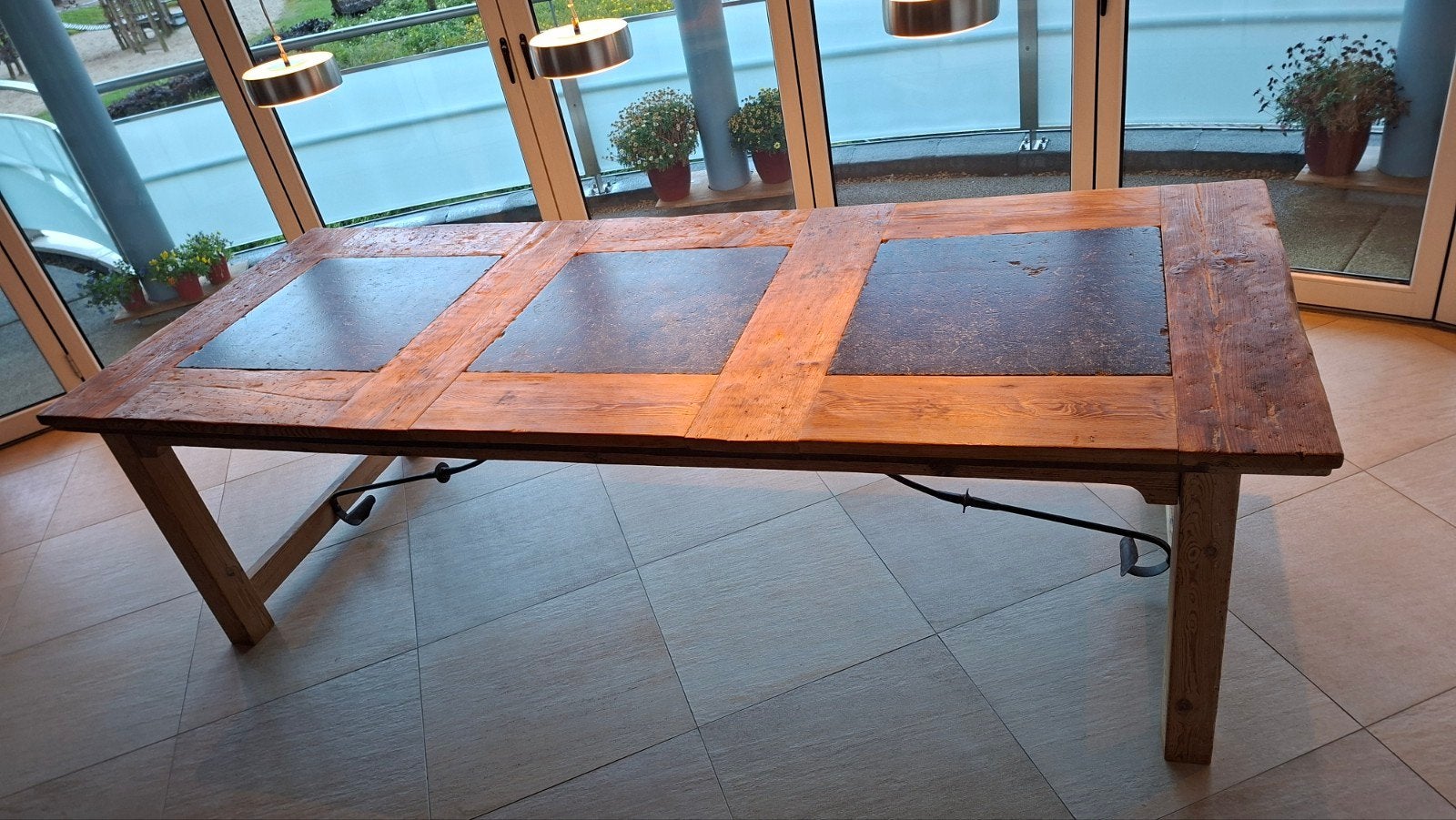 Robuuste houten tafel met kerkstenen inleg, Huis en Inrichting, Tafels | Eettafels, Ophalen, Gebruikt, Overige materialen, 100 tot 150 cm