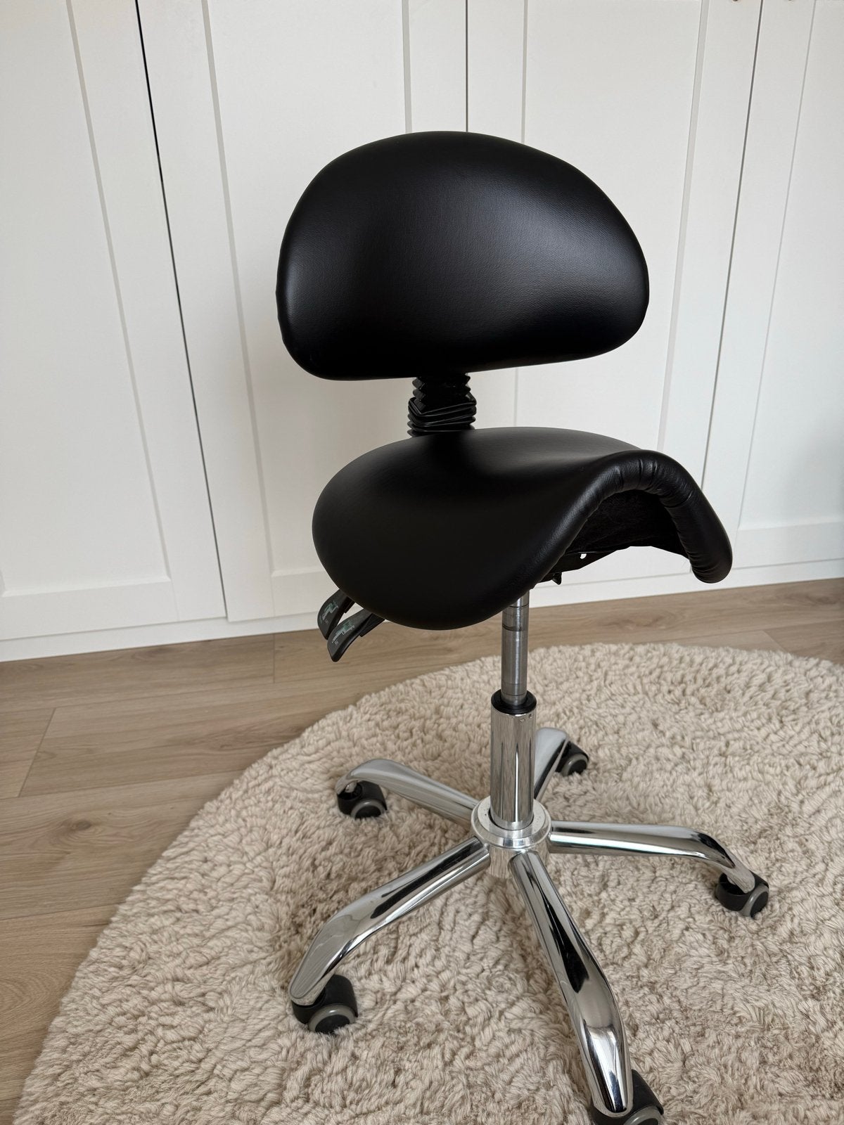 Ergonomische zadelkruk met rugleuning - Zo goed als nieuw, Ophalen, Zwart, Zo goed als nieuw, Bureaukruk