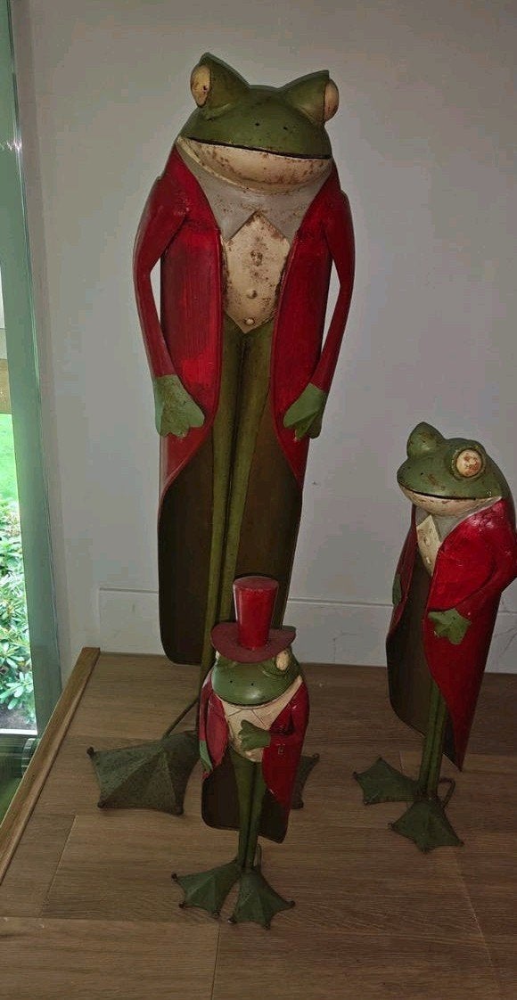 Decoratieve kikkers in rokkostuum - set van 3, Ophalen, Vintage, Gebruikt, Meerkleurig