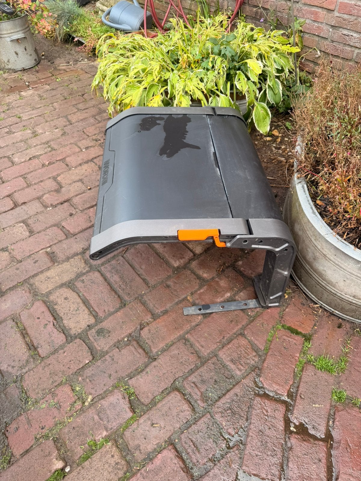Foto 7 van Worx wr143e 1000m2 robotmaaier met basis en garage enz