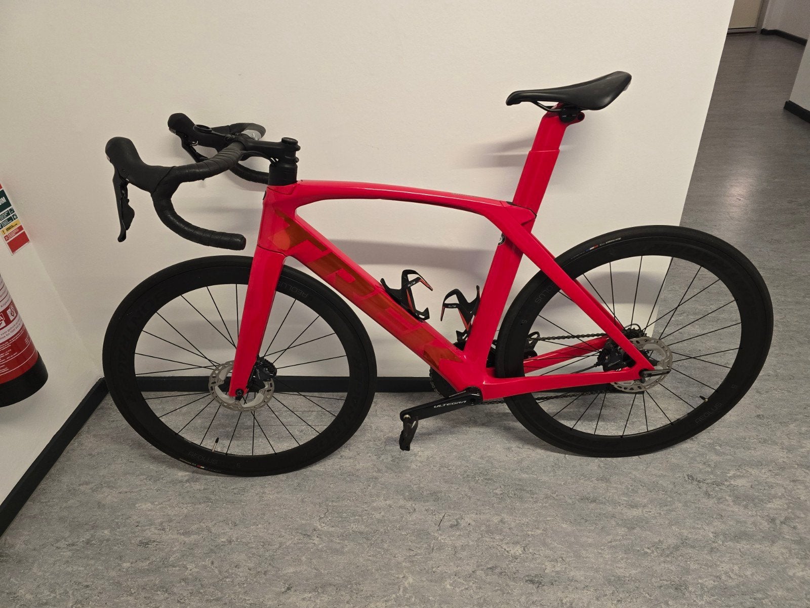 Trek Madone SL6 Gen 6 2023 maat 56, Fietsen en Brommers, Fietsen | Racefietsen, Carbon, Zo goed als nieuw, Meer dan 20 versnellingen