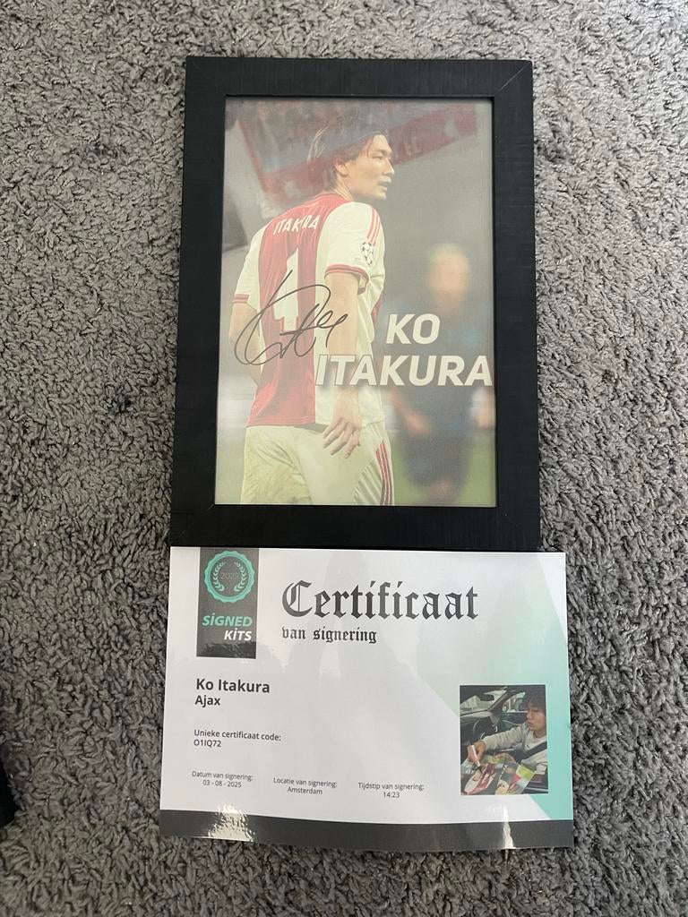 Gesigneerde foto Ko Itakura (Ajax) met certificaat, 1980 tot heden, Foto, Ophalen of Verzenden, Zo goed als nieuw
