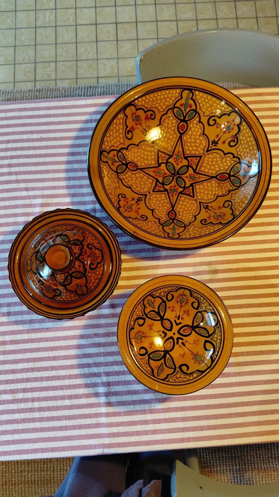 Okergeel Marokkaans servies met tajine en borden, Ophalen