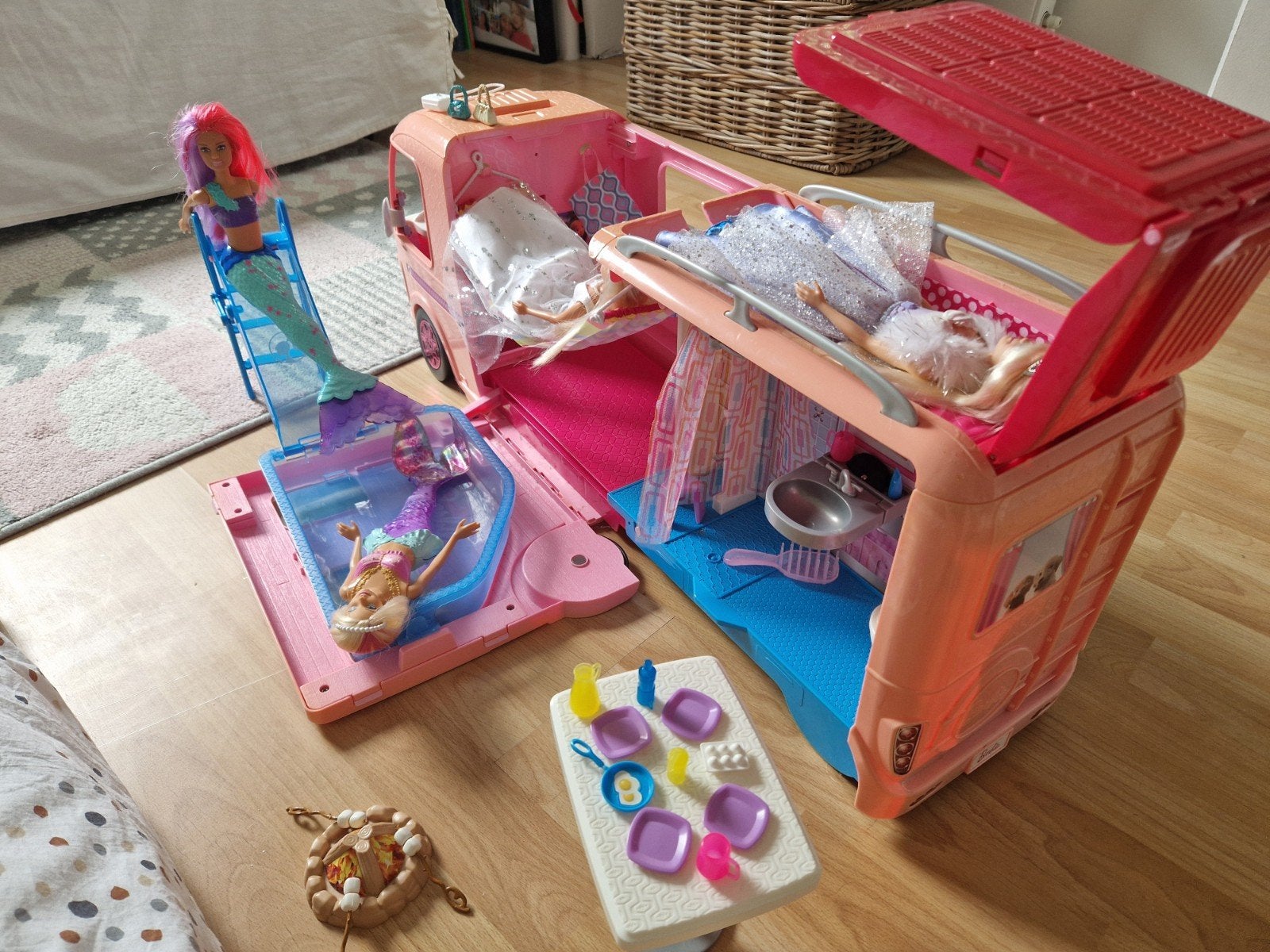 Barbie Camper met accessoires en poppen, Kinderen en Baby's, Speelgoed | Poppen, Ophalen of Verzenden, Gebruikt, Barbie