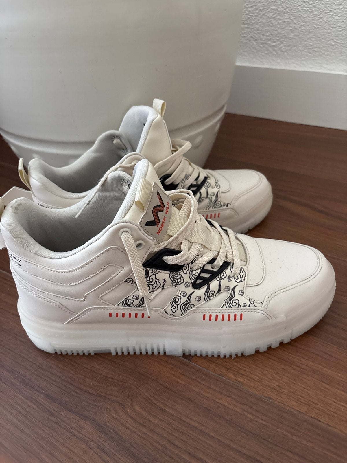 North Wild Sneakers - Zo goed als nieuw mt 44, Kleding | Heren, Schoenen, Ophalen of Verzenden, Zo goed als nieuw, Overige kleuren