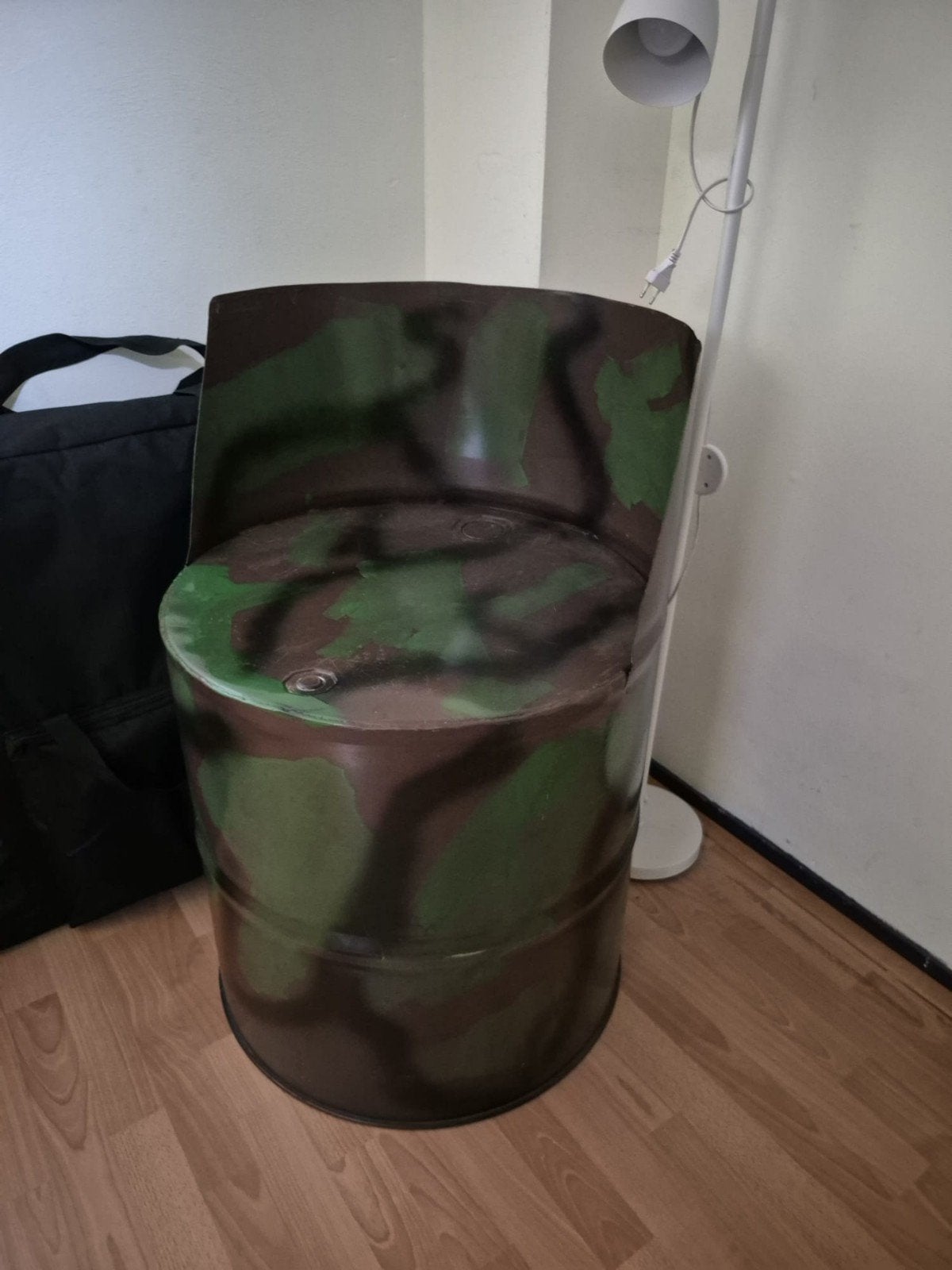Unieke camouflage oliedrum stoel - Handgemaakt, Gebruikt, Overige kleuren, Ophalen of Verzenden, Industrieel, Upcycled, Militair