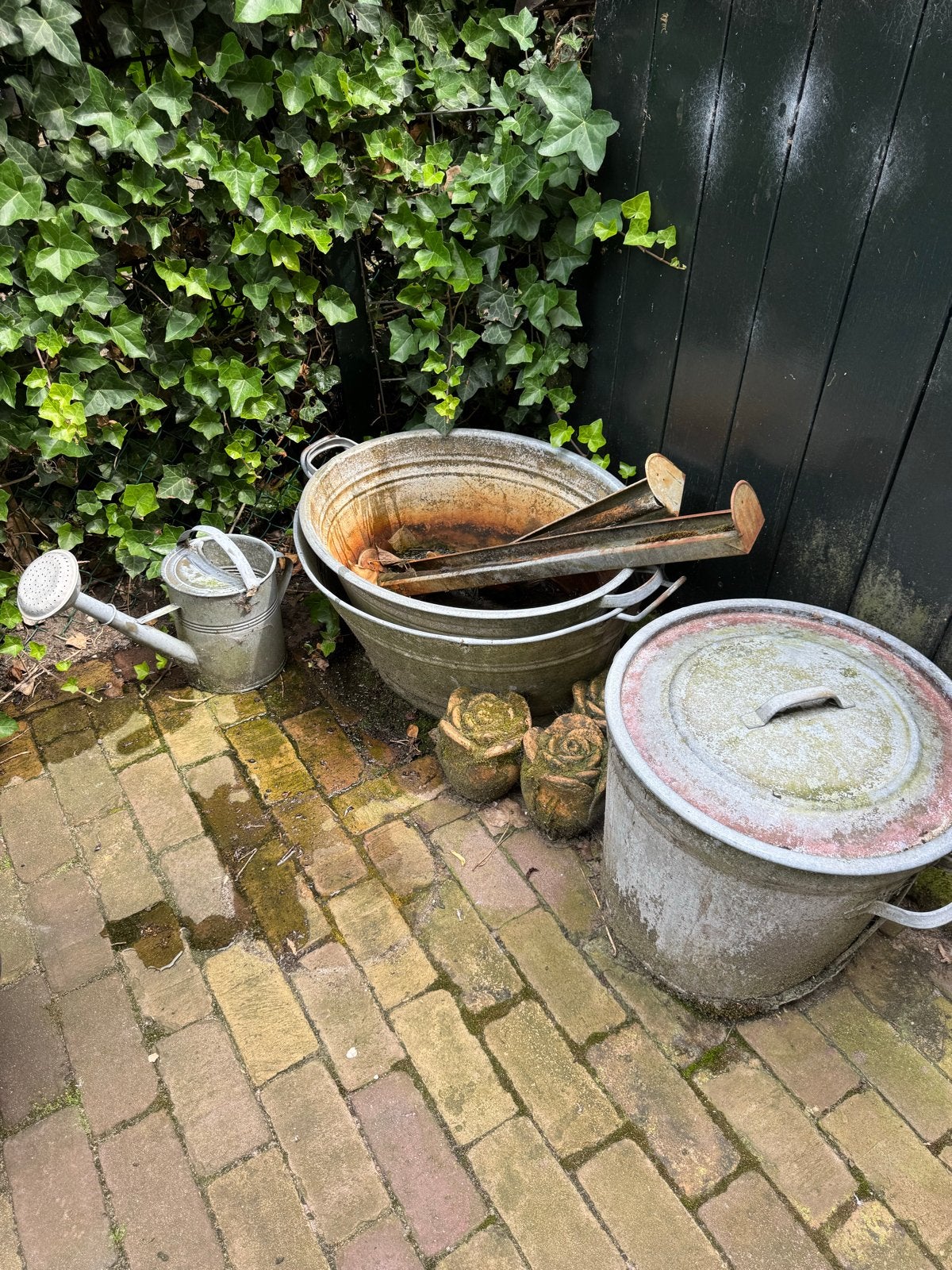 Diverse zinken attributen: gieter, tijl en meer, Ophalen, Gebruikt