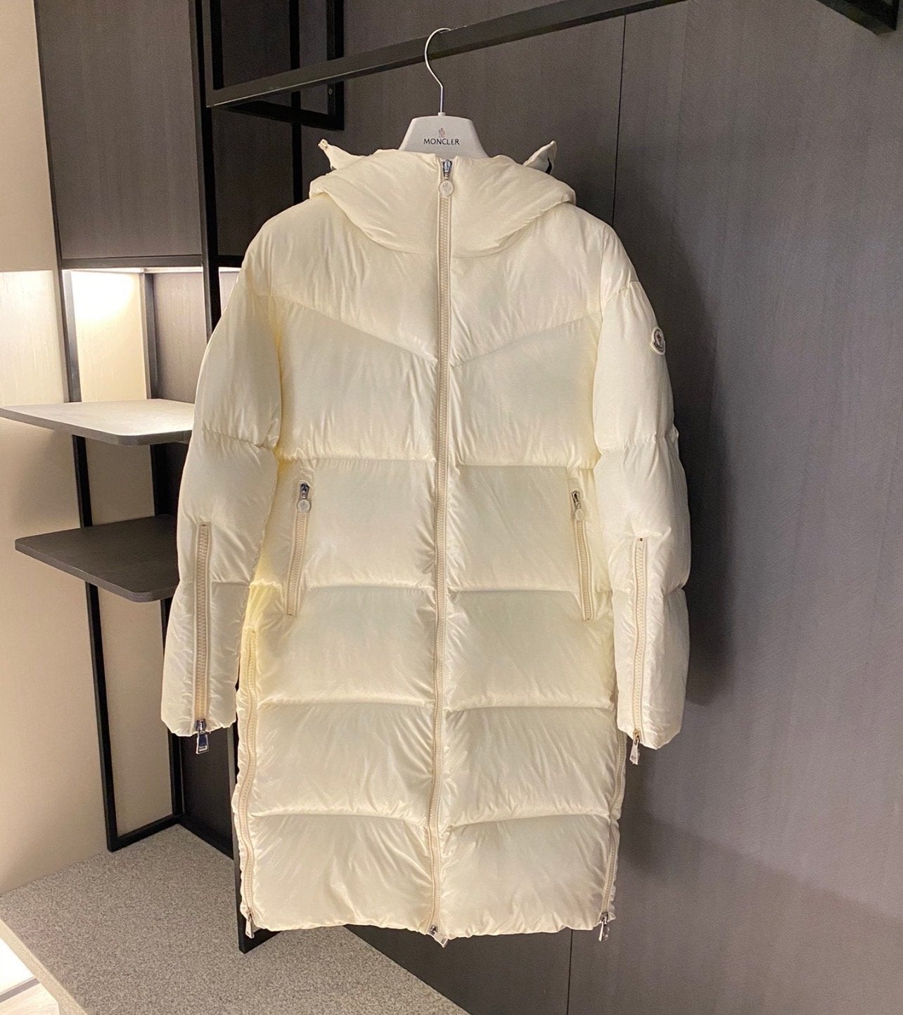 Moncler Lange Puffer Jas Crème Wit, Kleding | Dames, Jassen | Winter, Ophalen of Verzenden, Zo goed als nieuw, Maat 38/40 (M)