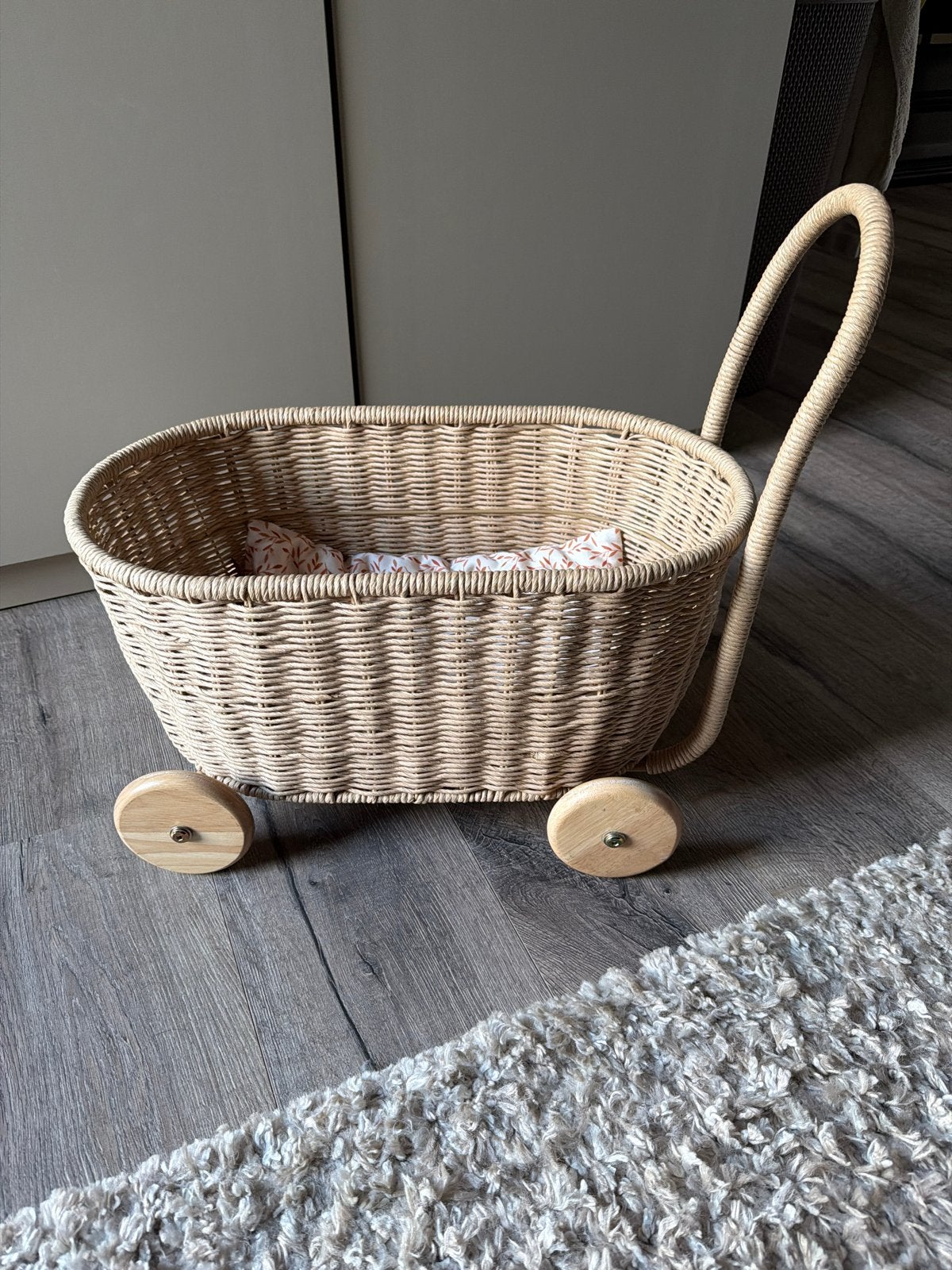 Rotan poppenwagen met matrasje (ophalen), Ophalen, Zo goed als nieuw, Babypop