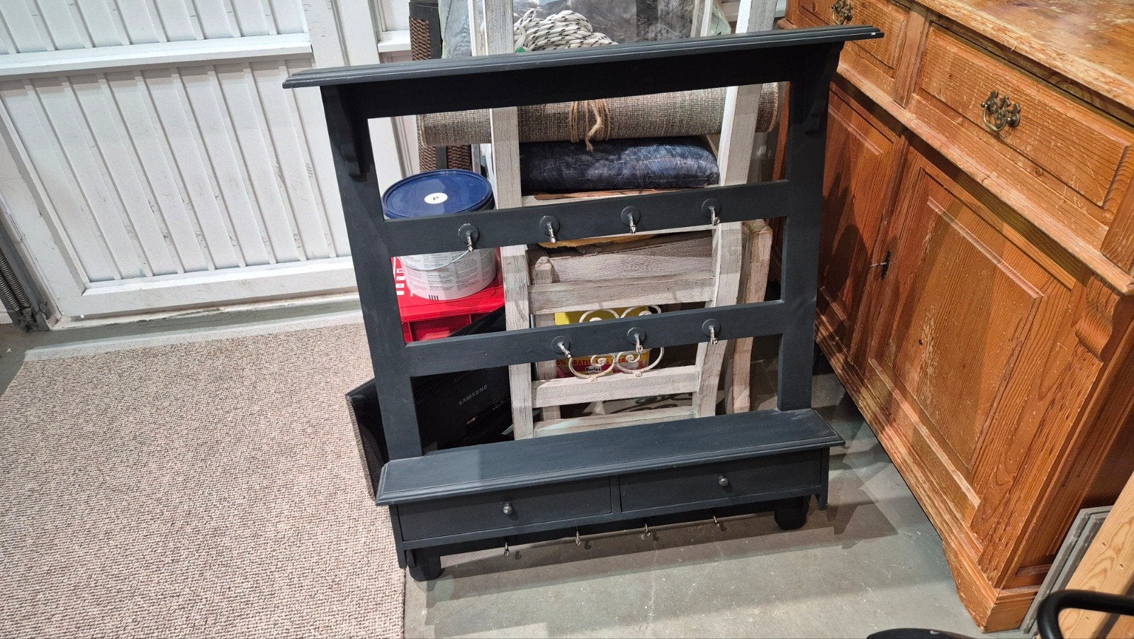 Zwart houten bordenrek met haken en lades, Ophalen, Gebruikt