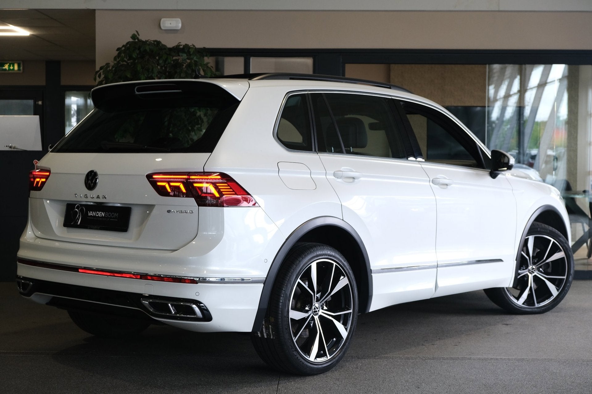 Volkswagen Tiguan 1.4 TSI eHybrid 2x R-Line 245PK Pano Led N, 4 cilinders, Wit, Automatische klimaatregeling, Grijs