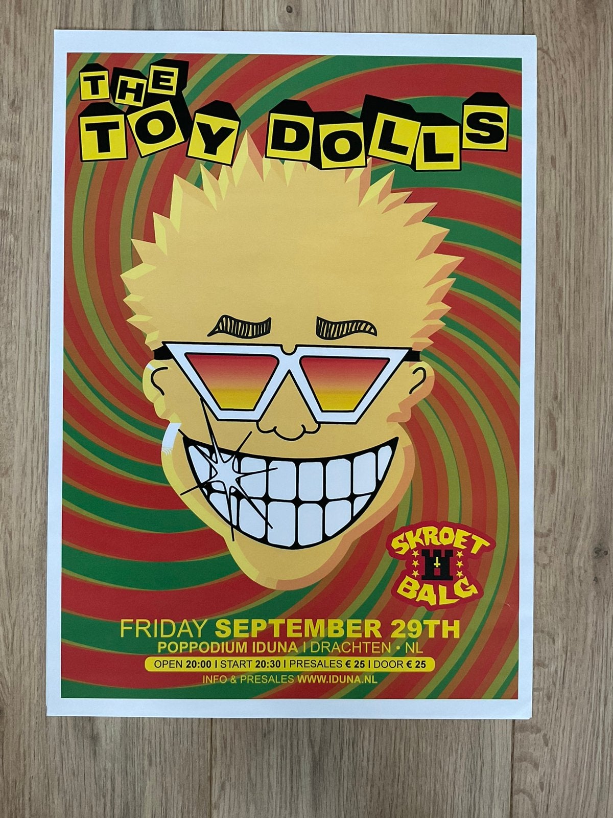 Toy Dolls in Iduna Drachten - poster, Rechthoekig Staand, Ophalen of Verzenden, Zo goed als nieuw, A1 t/m A3