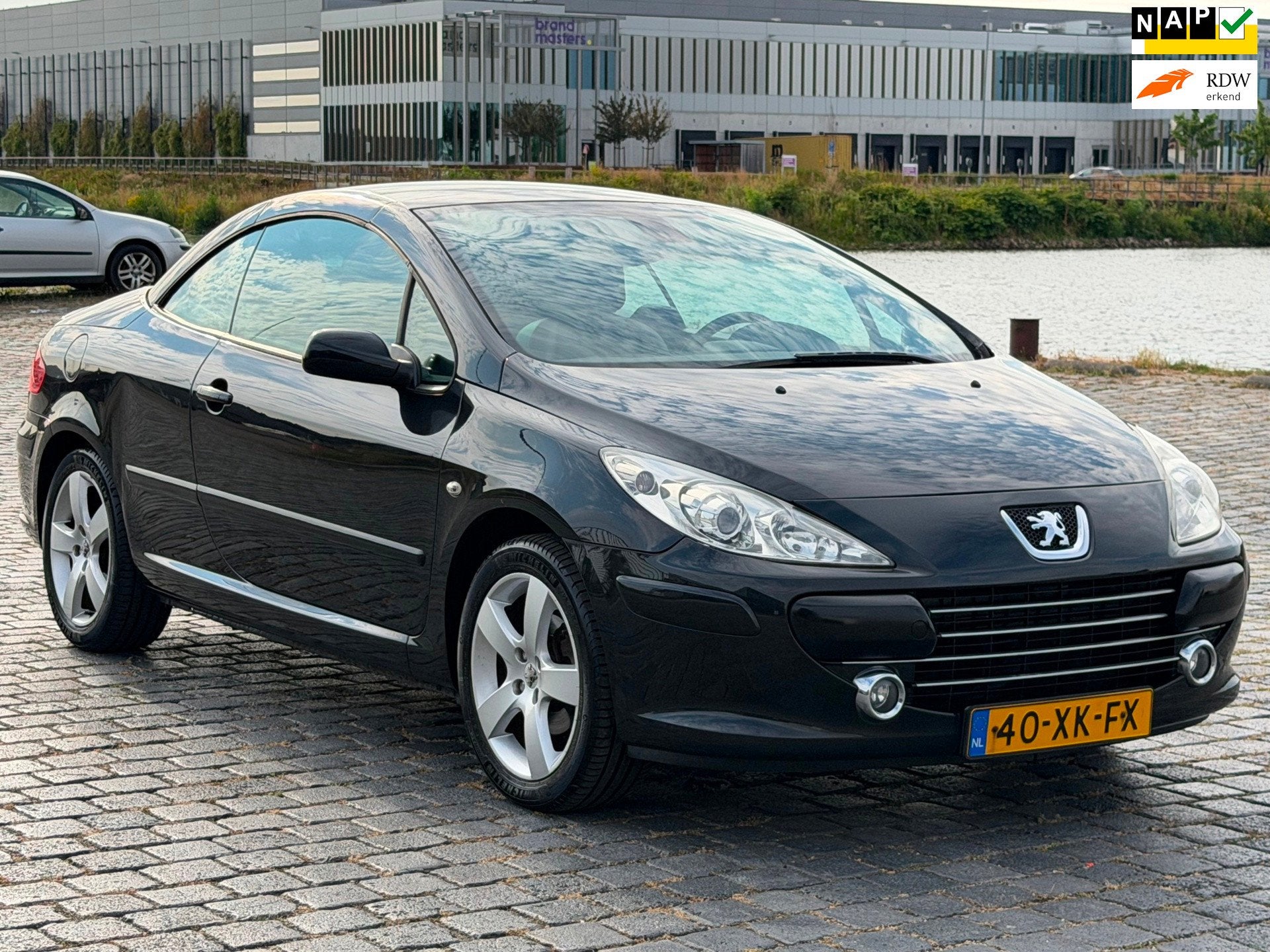 Peugeot 307 CC 2.0-16V LEER/CLIMA/NAP/APK DAK WERKT NIET!, Auto's, Voorwielaandrijving, Gebruikt, Zwart, 4 cilinders