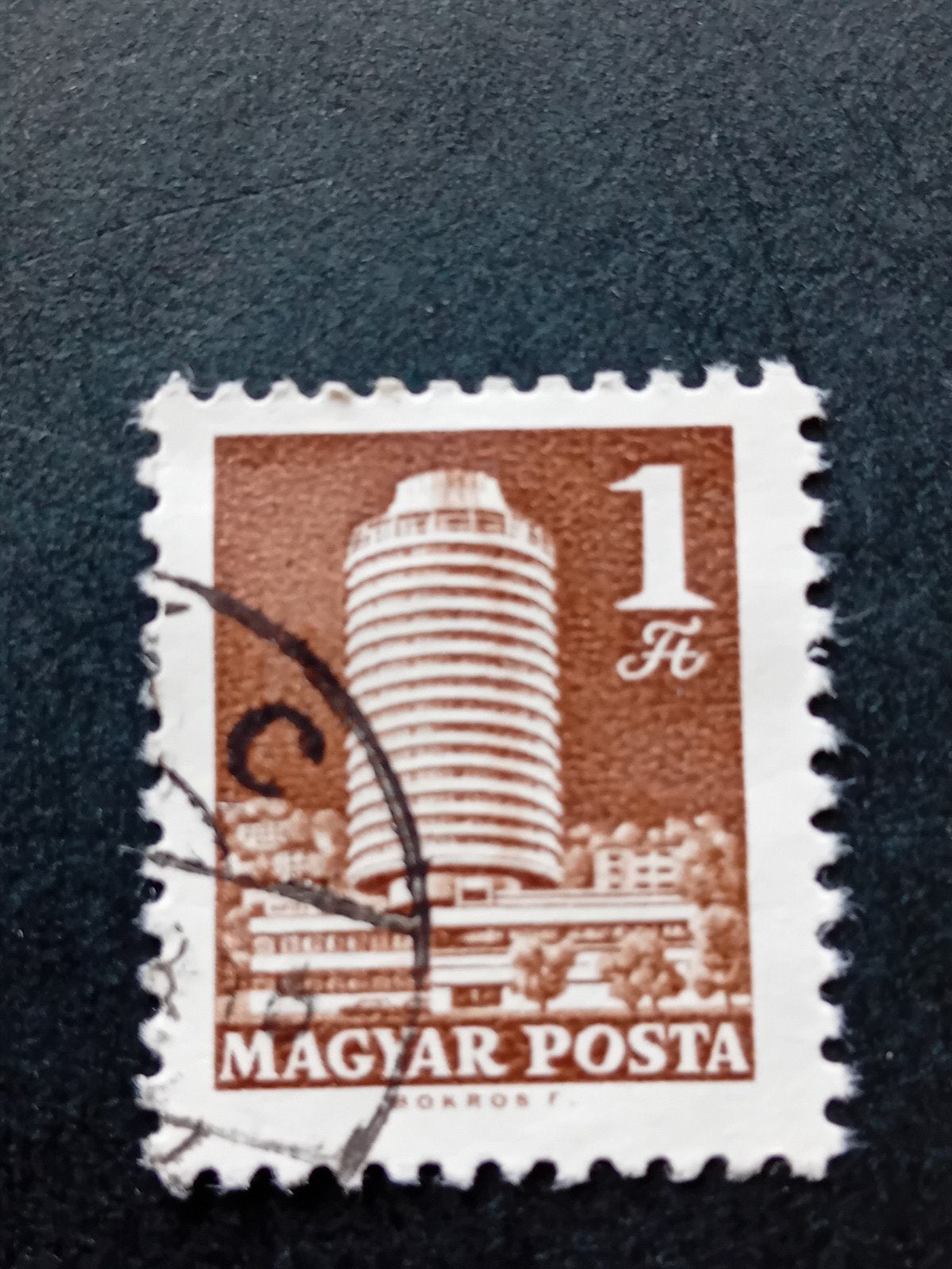 Gestempelde Hongaarse postzegel met gebouw, Ophalen of Verzenden