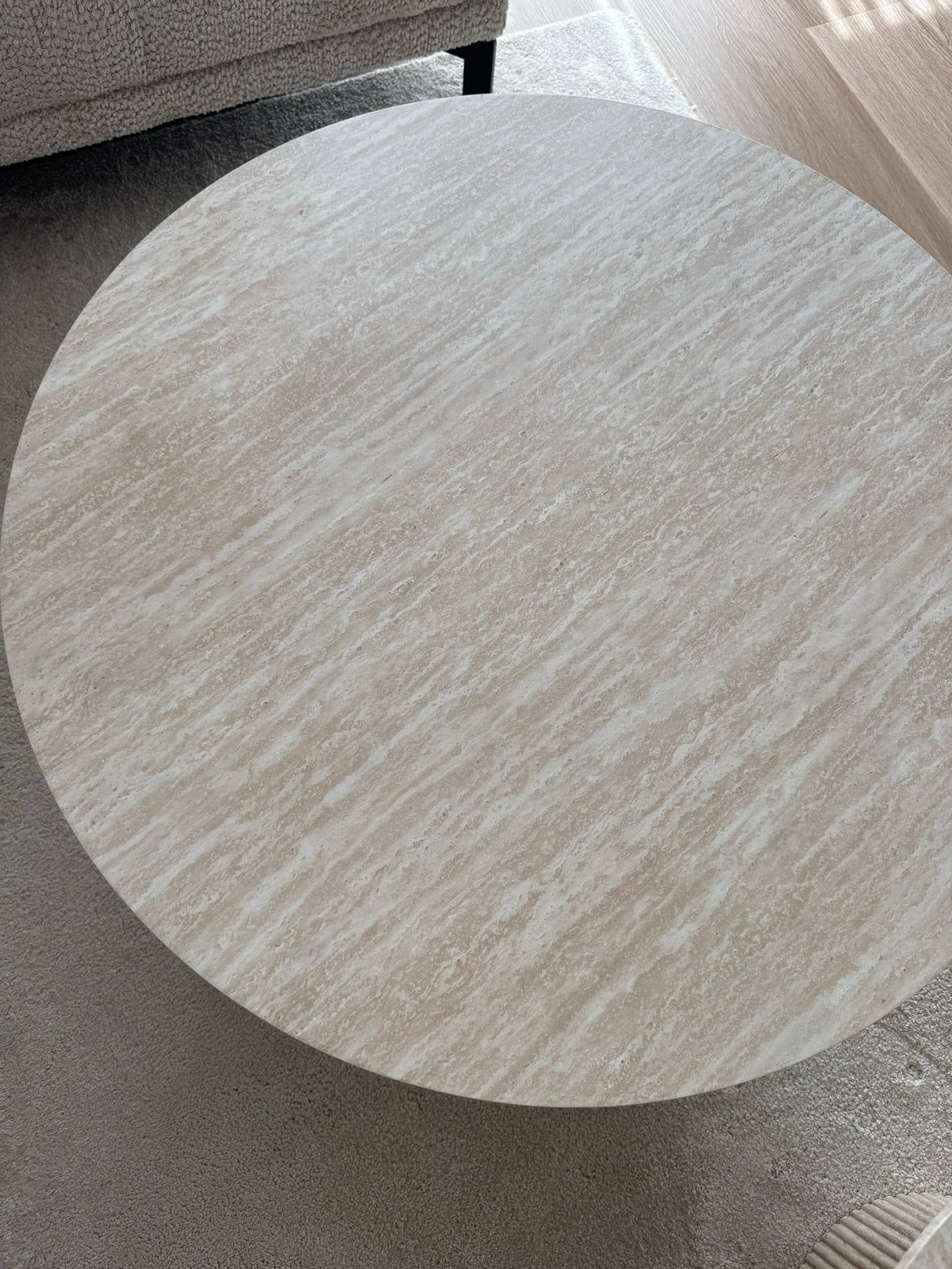 Ronde salontafel van namaak travertin, zo goed als nieuw, Overige materialen, Rond, Zo goed als nieuw, 5 – 50
