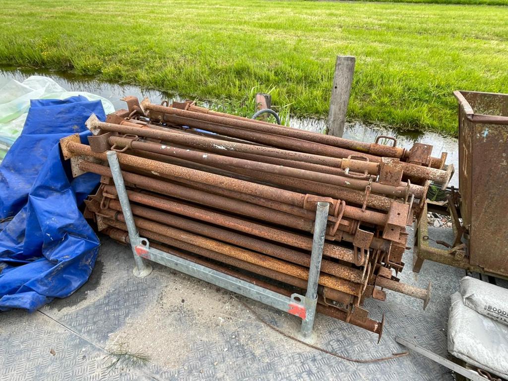 Schroefstempels hoogte 2,7 m1 Ca 60 stuk in het juk., Ophalen, Gebruikt