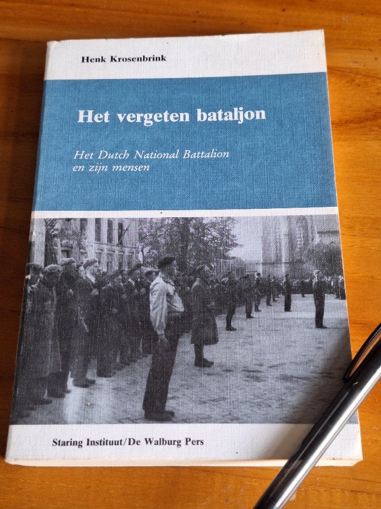 Het vergeten bataljon Dutch National Battalion enzijn mensen, Boeken, Henk Krosenbrink, Ophalen of Verzenden, Landmacht, Tweede Wereldoorlog