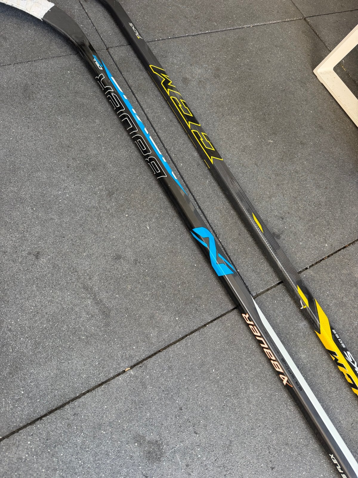 Complete ijshockey uitrusting: Bauer schaatsen, helm, sticks, Ophalen, Gebruikt