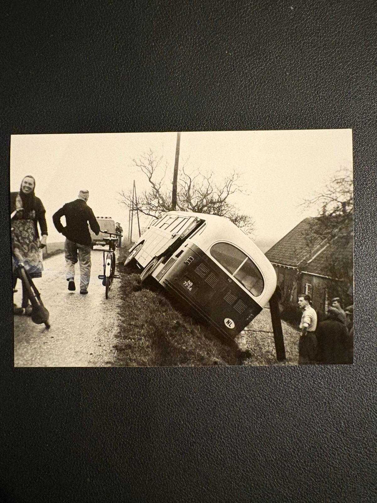 Foto busongeluk RTM 10 te Hekelingen (1955), Verzamelen, Ophalen of Verzenden, Gebruikt, Bus of Metro, Kaart of Prent