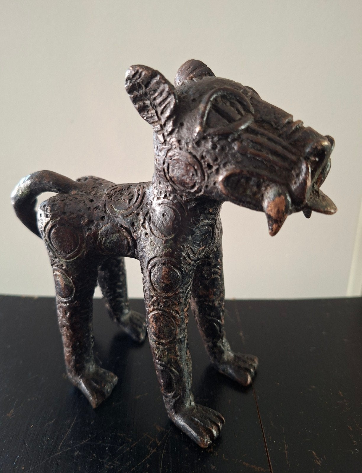 Bronzen beeldje van een luipaard uit Benin, Antiek en Kunst, Overige typen, Handgemaakt, Ophalen of Verzenden, 12 cm
