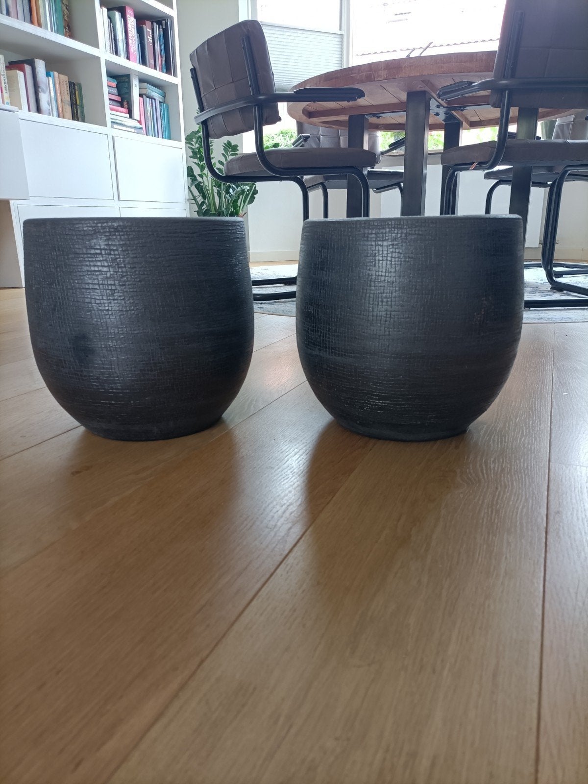 2 Antraciet Aardewerk Bloempotten - H 28cm, Ø 23cm, Huis en Inrichting, Kamerplanten, Ophalen, Halfschaduw, Minder dan 100 cm