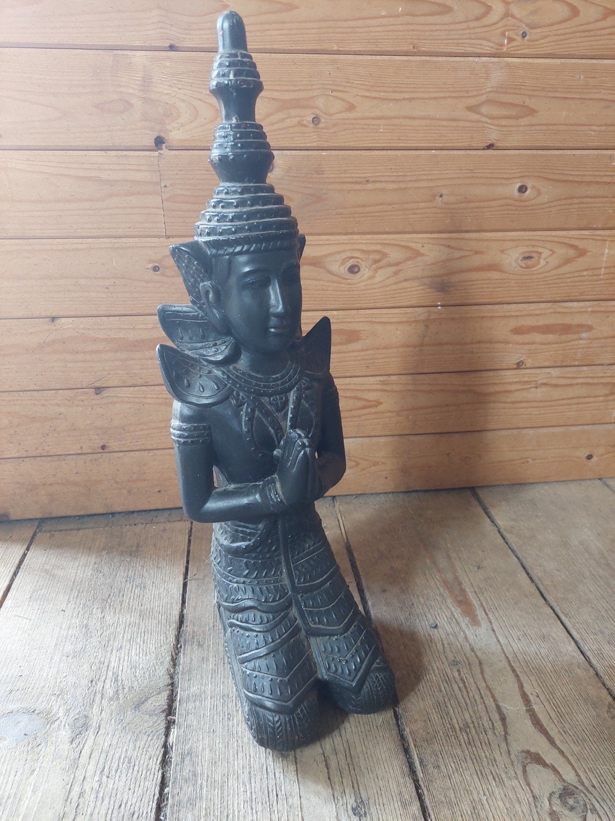 Oosterse sculptuur,  biddende poortwachter, 54 cm hoog, Zwart, Steen of Keramiek, Beeld, Religie