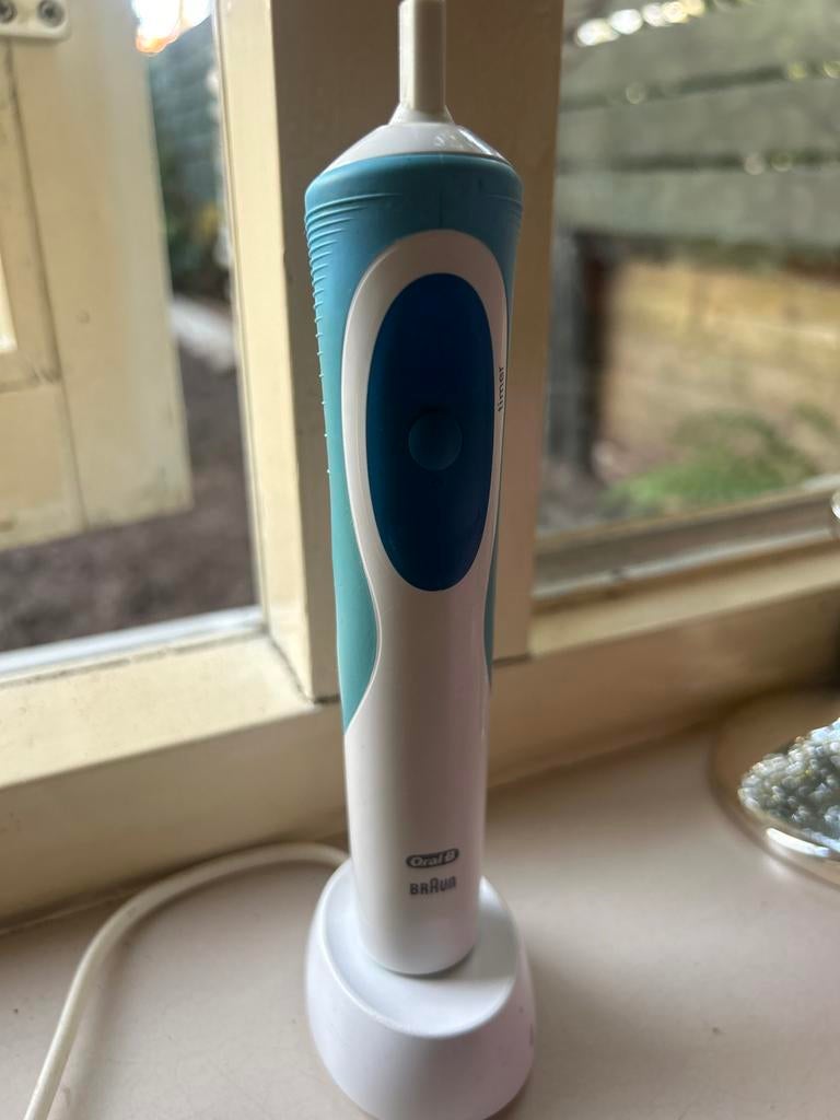 Elektrische tandenborstel Oral B Braun, Ophalen of Verzenden, Zo goed als nieuw, Tandenborstel