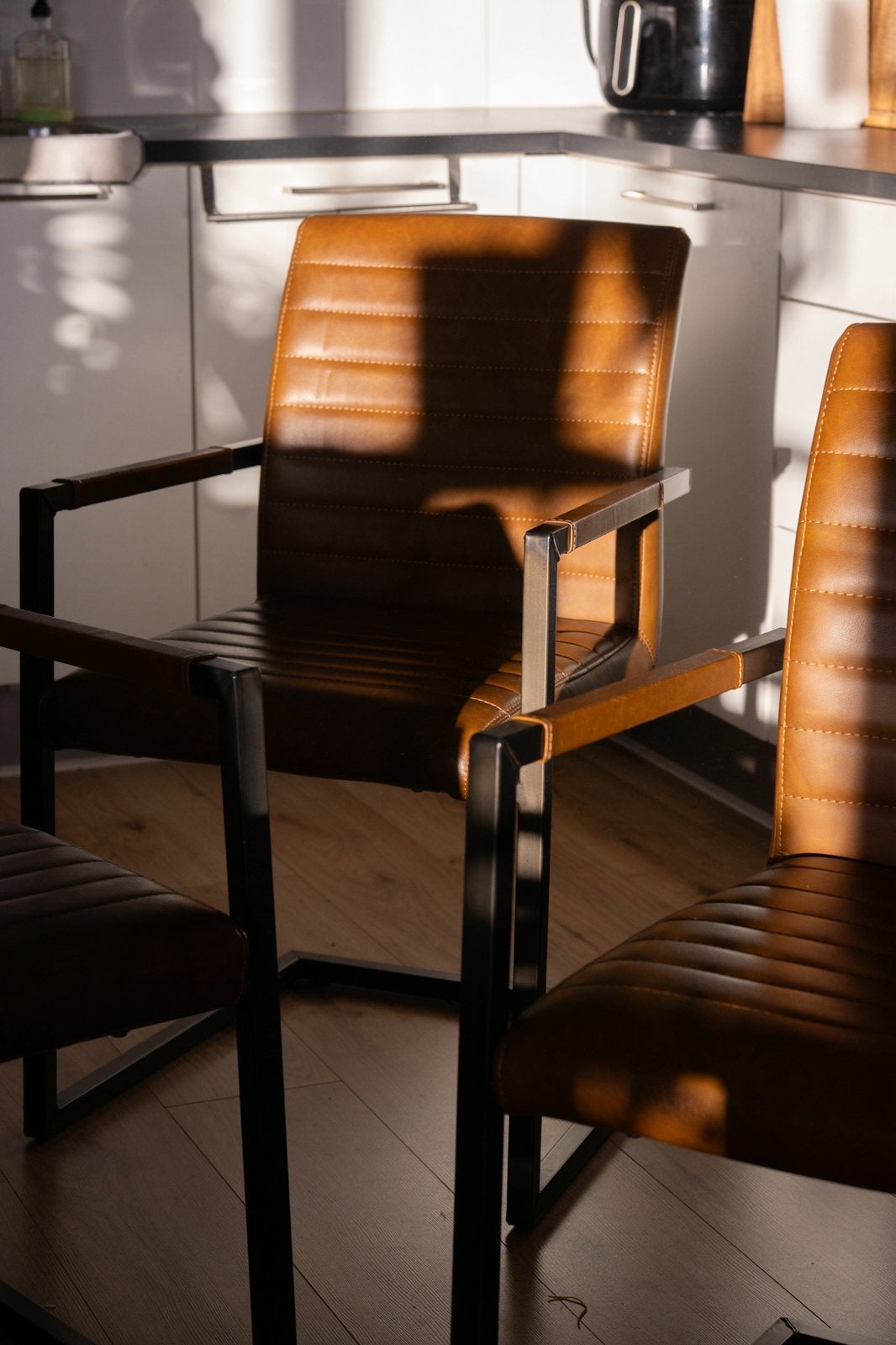 Foto 6 van Mangohouten eettafel 240 cm + 7 GAMMA BAS stoelen