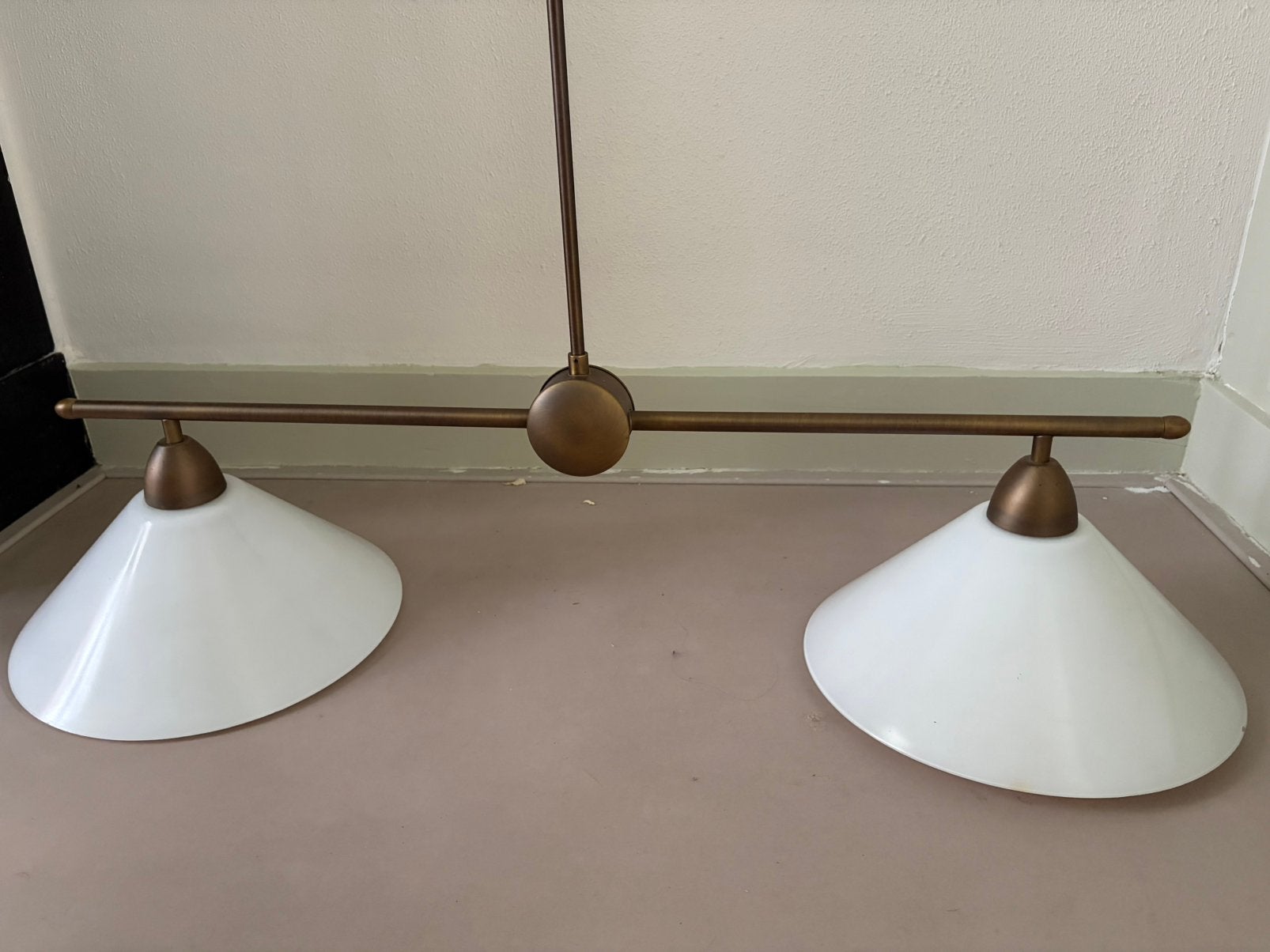 Antieke messing duo lamp met opaline kappen, Ophalen, Gebruikt, Glas, Messing duo lamp