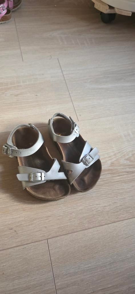 Birkenstock sandalen maat 26 - zilverkleurig, Gebruikt, Jongen of Meisje, Schoenen, Ophalen of Verzenden