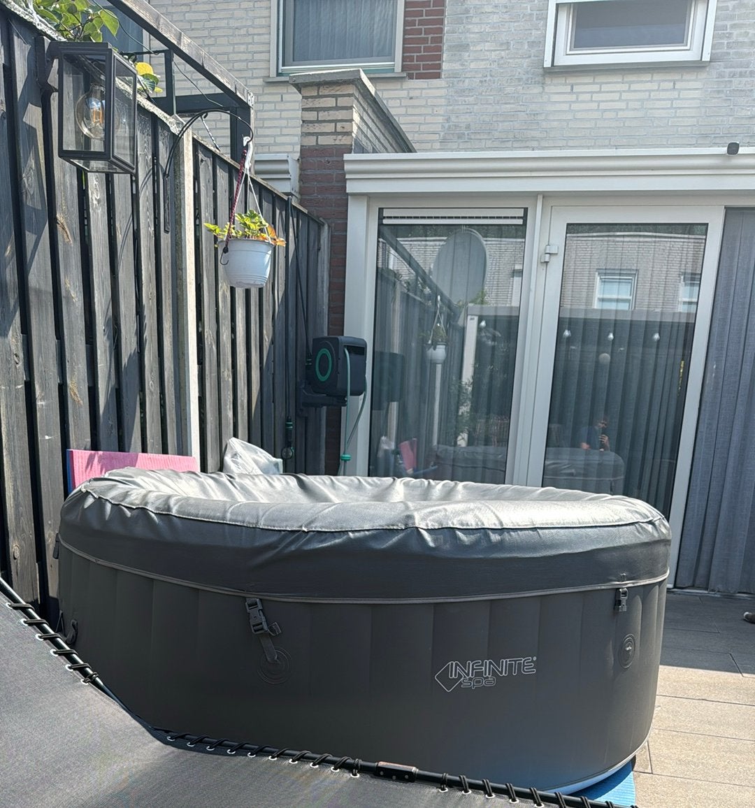Jacuzzi met klein lekje, Ophalen, Zo goed als nieuw