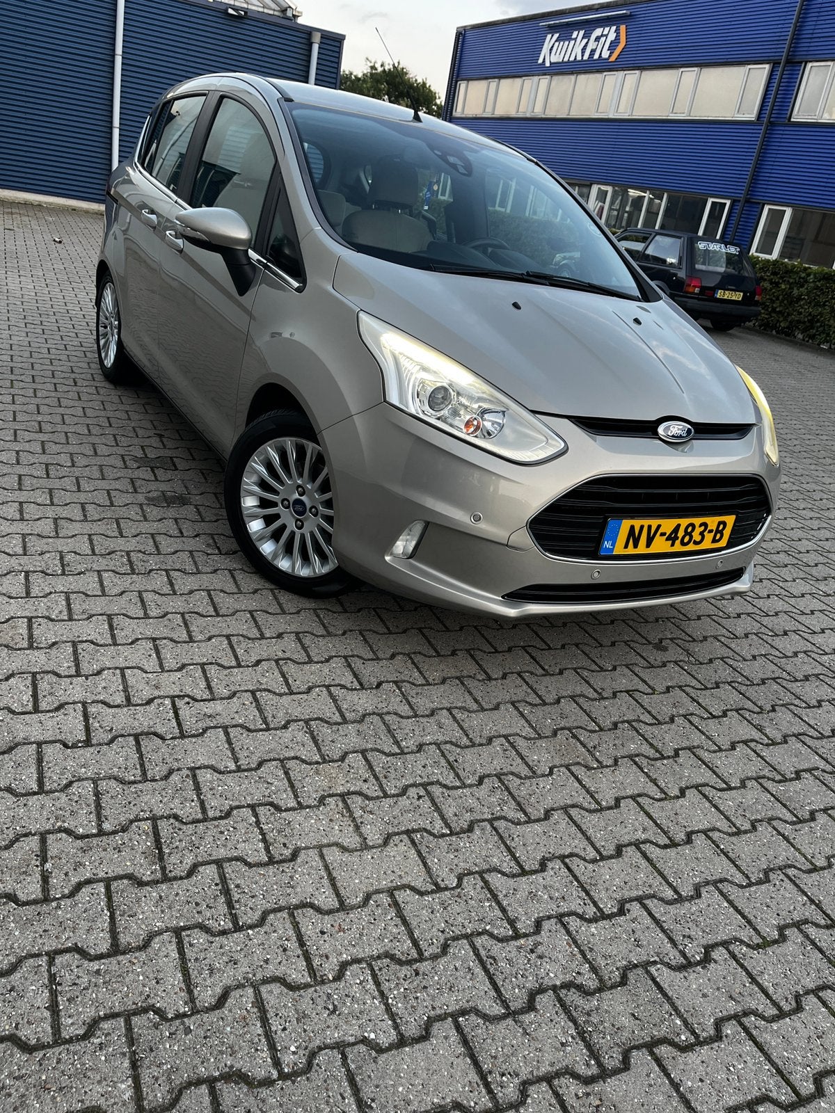 Ford B-Max 1.0 Ecoboost 74KW/100PK 2013 Grijs, Auto's, Voorwielaandrijving, 750 kg, 100 pk, Handgeschakeld